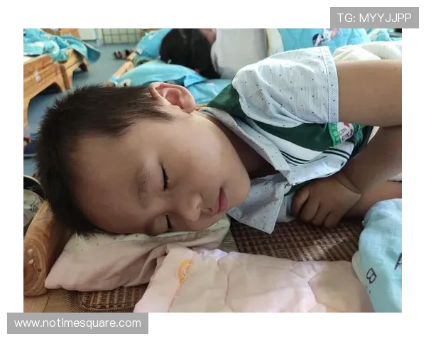 周琦长腿抢镜骑电动车接送萌娃上幼儿园日常温馨画面曝光 周琦长腿抢镜骑电动车接送萌娃上幼儿园日常温馨画面曝光